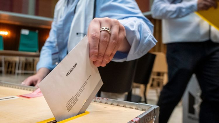 İsveçdə parlament seçkilərinin ilkin nəticələri məlum olub