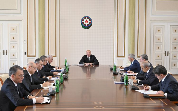 Prezident İlham Əliyevin sədrliyi ilə dağ-mədən və metallurgiya sənayesinin inkişafına dair Dövlət Proqramına həsr olunmuş müşavirə keçirilib<font color='red'> - YENİLƏNİB</font><font color=red> - FOTOLAR</font>