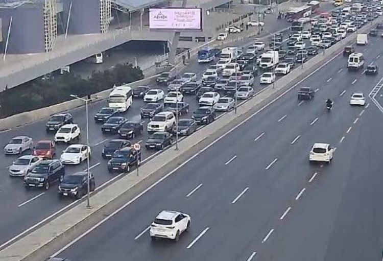 Bakıda 14 istiqamətdə nəqliyyatın hərəkətində sıxlıq yaranıb
