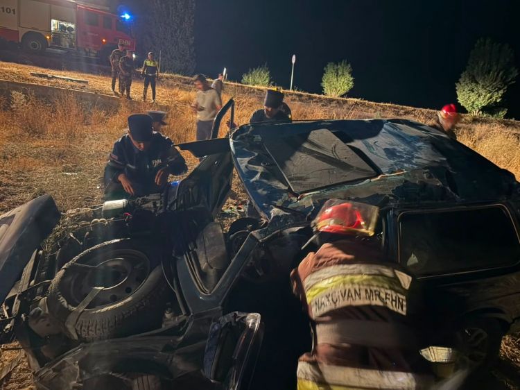 Şərurda avtomobildə sıxılmış vəziyyətdə qalan vətəndaşlar çıxarılıb