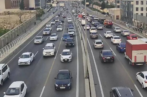 Bakının bir sıra yollarında tıxac yaranıb
