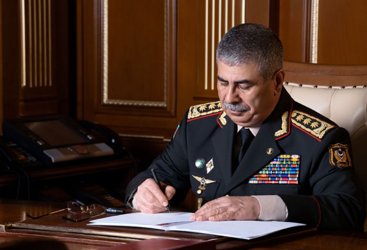 Azərbaycanın müdafiə naziri Qazaxıstan tərəfinə başsağlığı verib