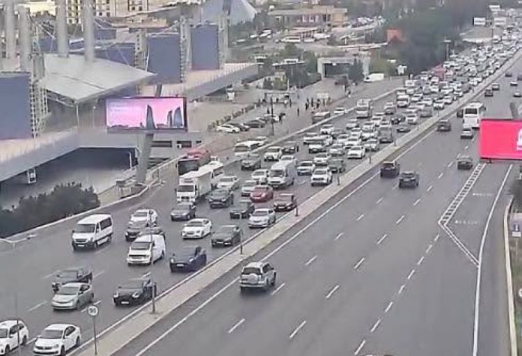 Bakıda 14 istiqamətdə nəqliyyatın hərəkətində sıxlıq yaranıb