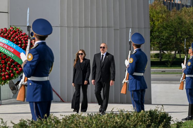 Prezident İlham Əliyev Anım Günü ilə əlaqədar Bakıdakı Zəfər parkında olub<font color=red> - FOTOLAR</font>