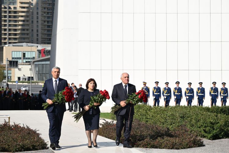 Dövlət və hökumət rəsmiləri Bakıda Zəfər parkında olublar<font color=red> - FOTOLAR</font>