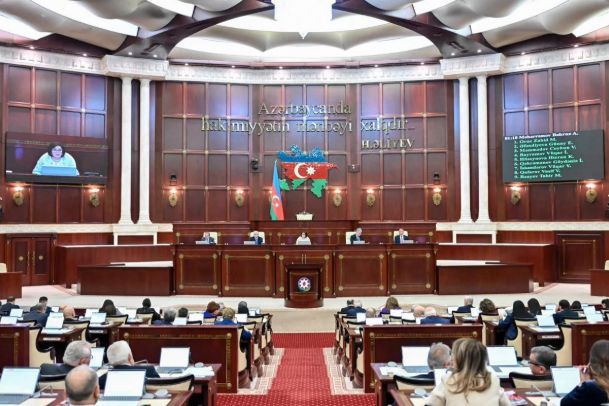 Milli Məclis bir sıra şəxslərin dövlət qulluğu vəzifəsini tuta bilməməsi haqda qadağanı ilk oxunuşda qəbul edib