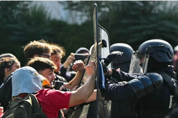 Fransada polis 600 etirazçını həbs edib