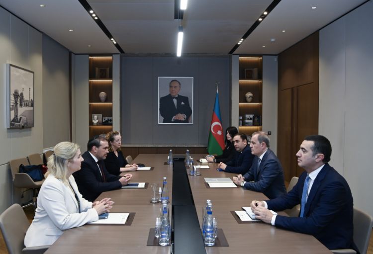 Ceyhun Bayramov ABŞ rəsmisini regional məsələlər barədə məlumatlandırıb
