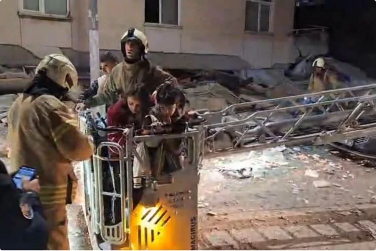 İstanbulda altımərtəbəli yaşayış binası çöküb, dağıntılar altında qalanlar var