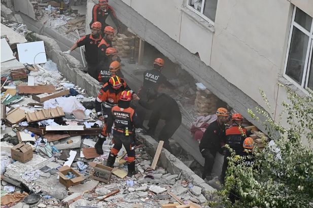 İstanbulda çökən binanın memarı və tikinti rəhbəri barəsində həbs qərarı verilib