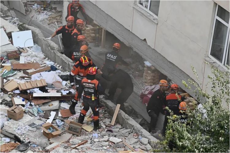 İstanbulda çökən binanın memarı və tikinti rəhbəri barəsində həbs qərarı verilib