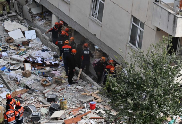 İstanbulda binanın çökməsi nəticəsində ölənlərin sayı 5 nəfərə çatıb