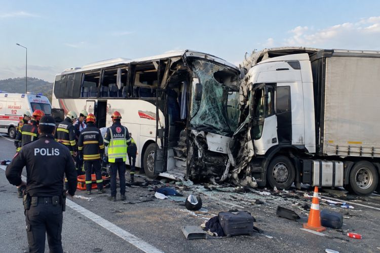 Türkiyədə sərnişin avtobusu ilə TIR toqquşub, 11 nəfər ölüb, 26 nəfər yaralanıb