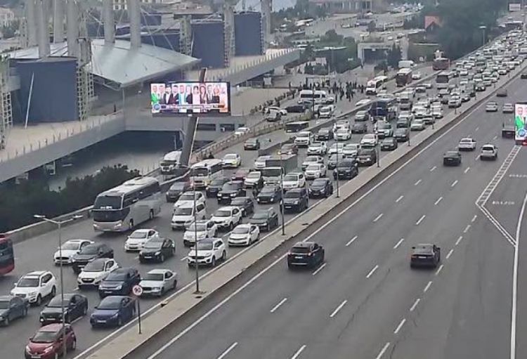 Bakıda bəzi yollarda nəqliyyatın hərəkətində sıxlıq yaranıb