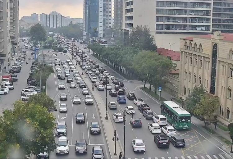 Bakının bir çox yollarında sıxlıq müşahidə olunur