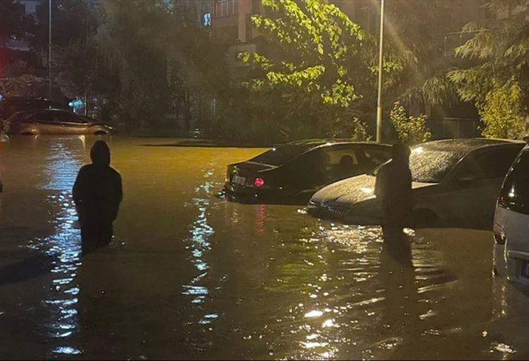 İstanbulda leysan nəticəsində ölənlərin sayı 3-ə çatıb, itkin düşənlər var <font color='red'> - YEENİLƏNİB</font>