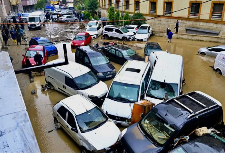 İstanbulda sel nəticəsində 300 iş yeri və 200 avtomobilə ziyan dəyib