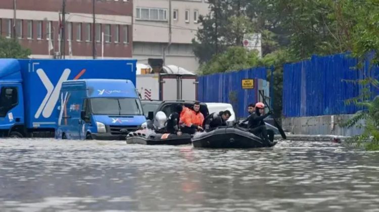 İstanbulda aramsız yağışdan yaranan seldə ölənlərin sayı 5 nəfərə çatıb, itkin düşənlər var