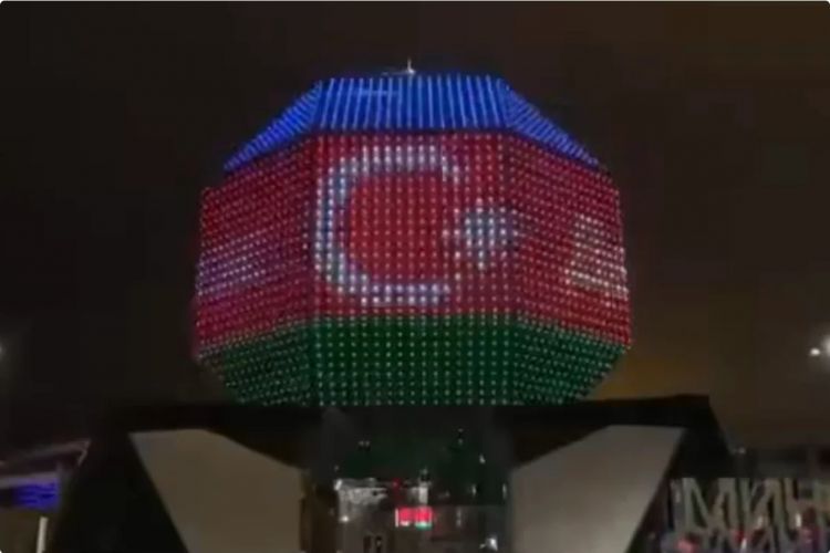 Belarus Milli Kitabxanasının binası Azərbaycan bayrağının rəngləri ilə işıqlandırılıb