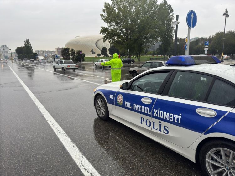 Yol polisi küləkli hava şəraiti ilə bağlı sürücülərə müraciət edib