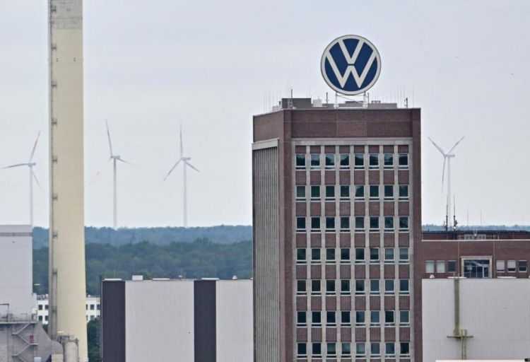 “Volkswagen” işçilərin əməkhaqlarını 2030-cu ilədək sabit saxlamağı planlaşdırır