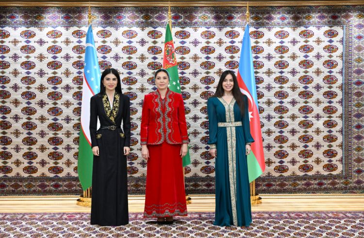 Aşqabadda Leyla Əliyevanın, Oğulcahan Atabayevanın və Saida Mirziyoyevanın üçtərəfli görüşü olub<font color=red> - FOTOLAR</font>