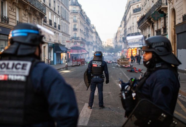 Parisin bəzi ərazilərində komendant saatı uzadılıb