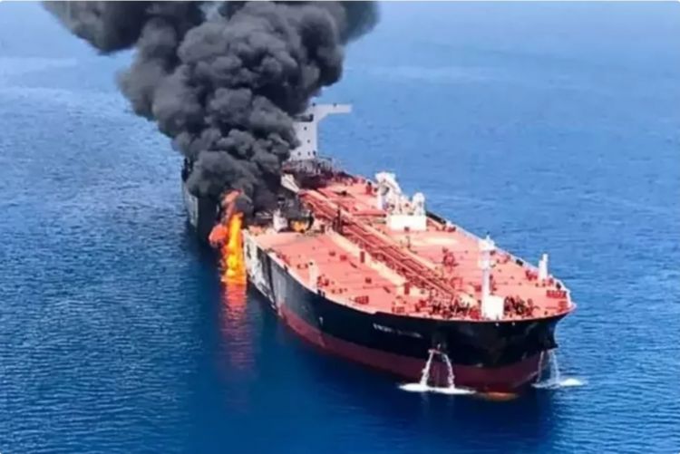 "Fars": Hörmüz boğazında bir gəmi qanadlı raketlə vurulub