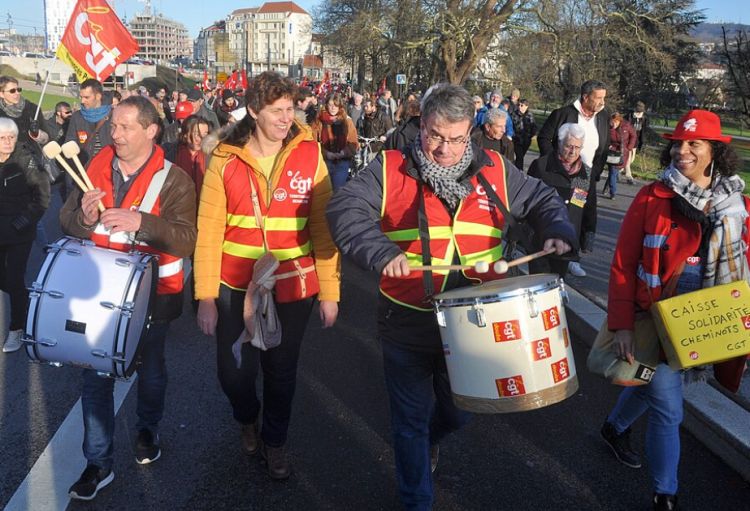 Fransada ümummilli tətil və etiraz aksiyalarına çağırış edilib