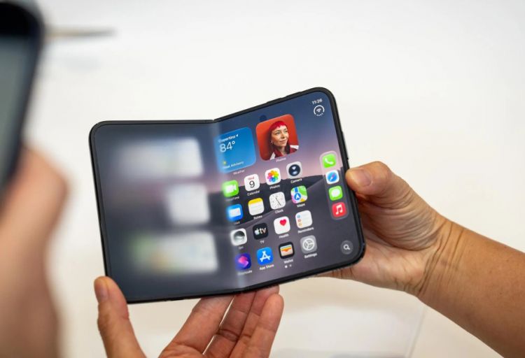 “Bloomberg”: İstifadəçilər “iPhone Duo”nun ekran problemlərindən şikayətlənirlər