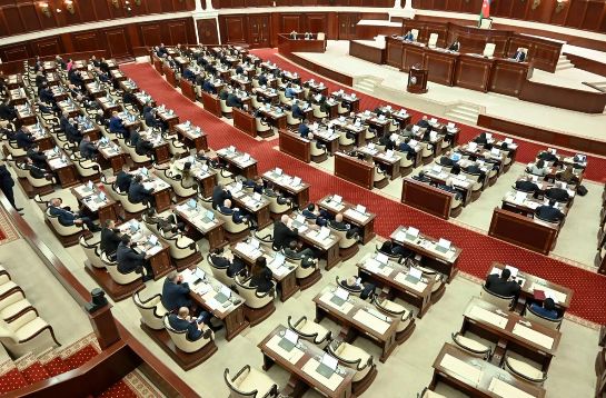 Milli Məclisin plenar iclası başlayıb, iki yeni qanun layihəsinə I oxunuşda baxılacaq